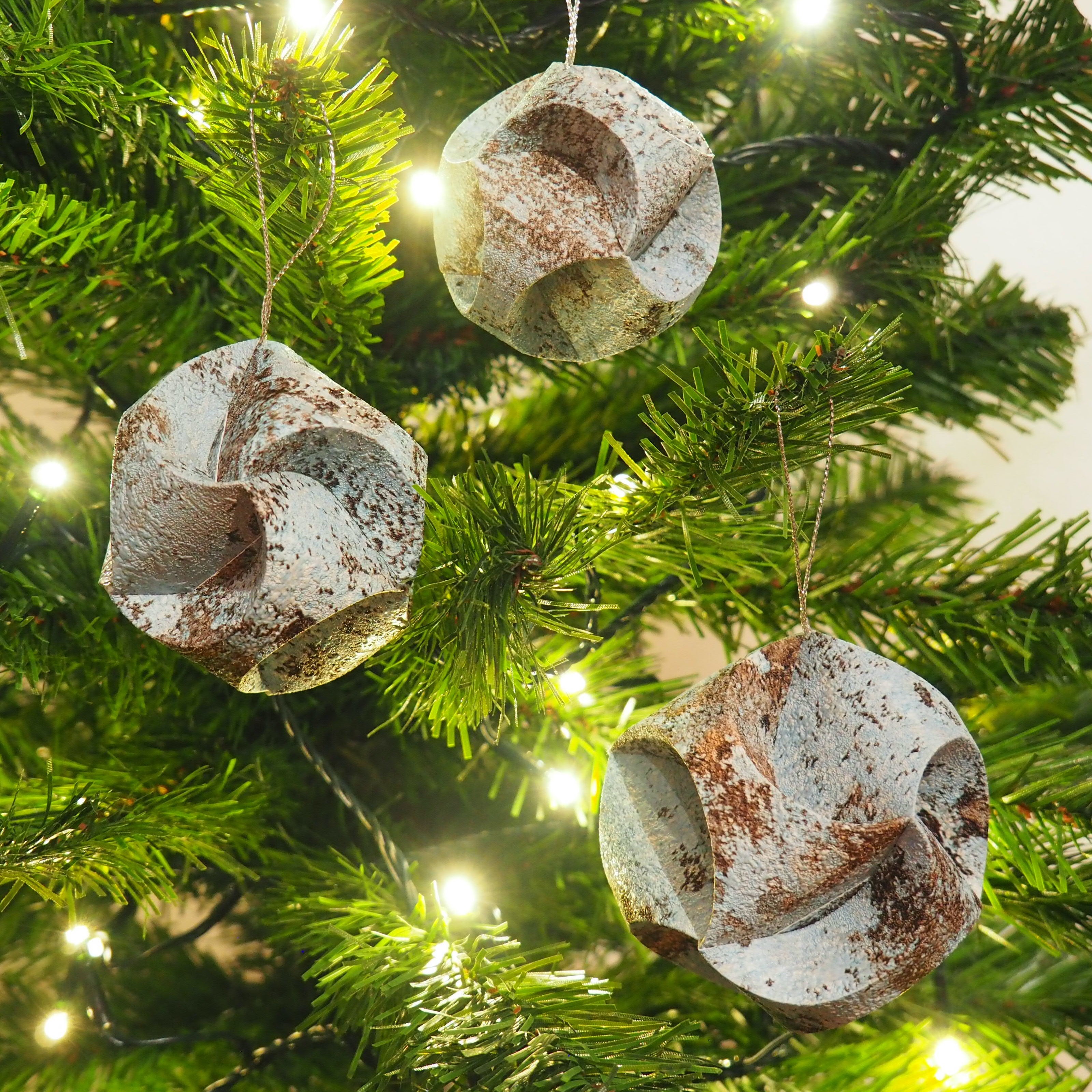 Dekokugeln, Weihnachtskugeln aus Papier, handgemacht Design Stone and Structure