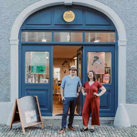 Nani Manu, Jan Durrer und Reana Hostettler, vor dem Laden und Atelier in Baden