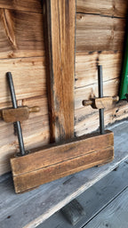 Buchbinderpresse vor der Niderhorn Hütte