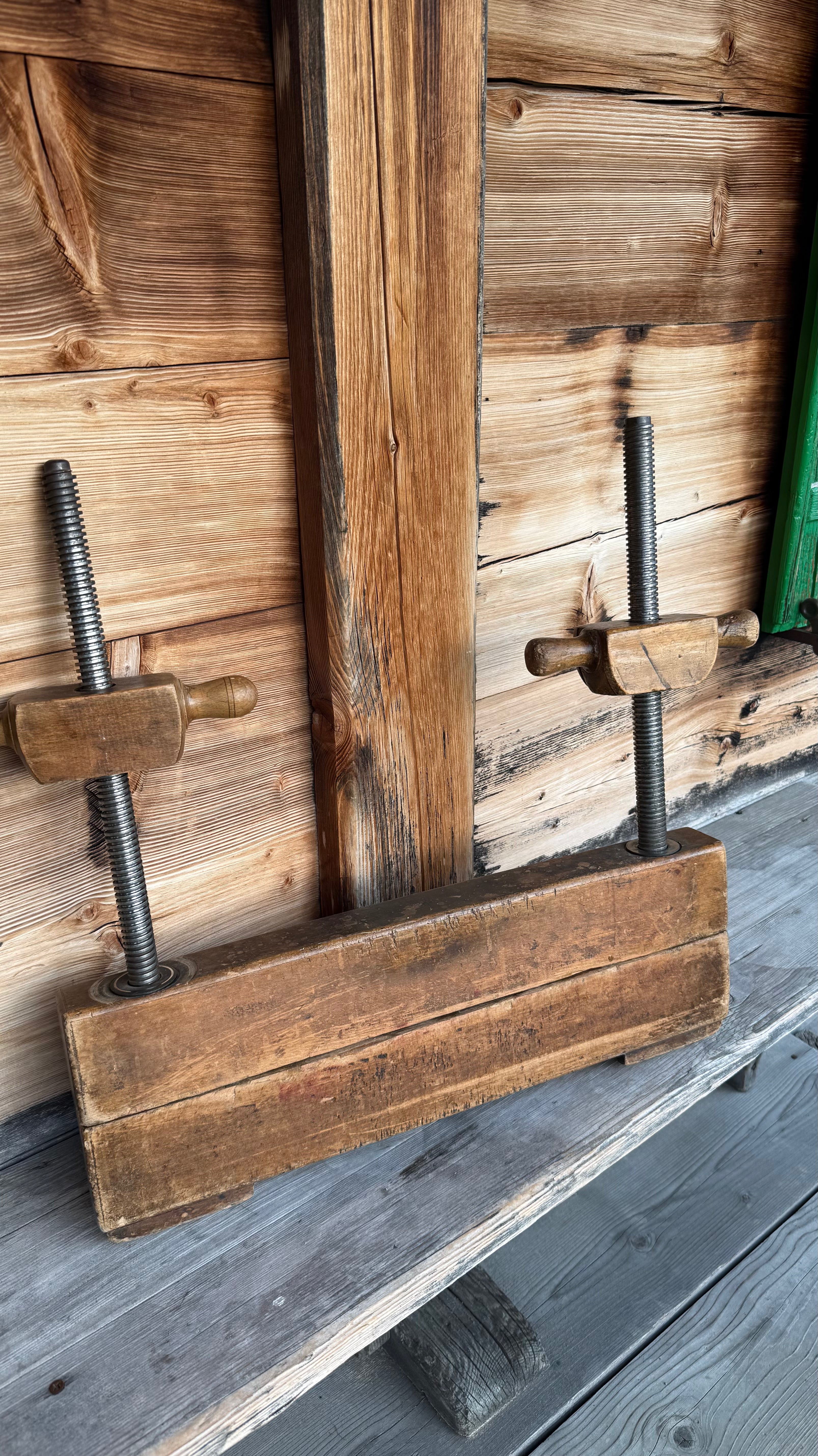 Buchbinderpresse vor der Niderhorn Hütte