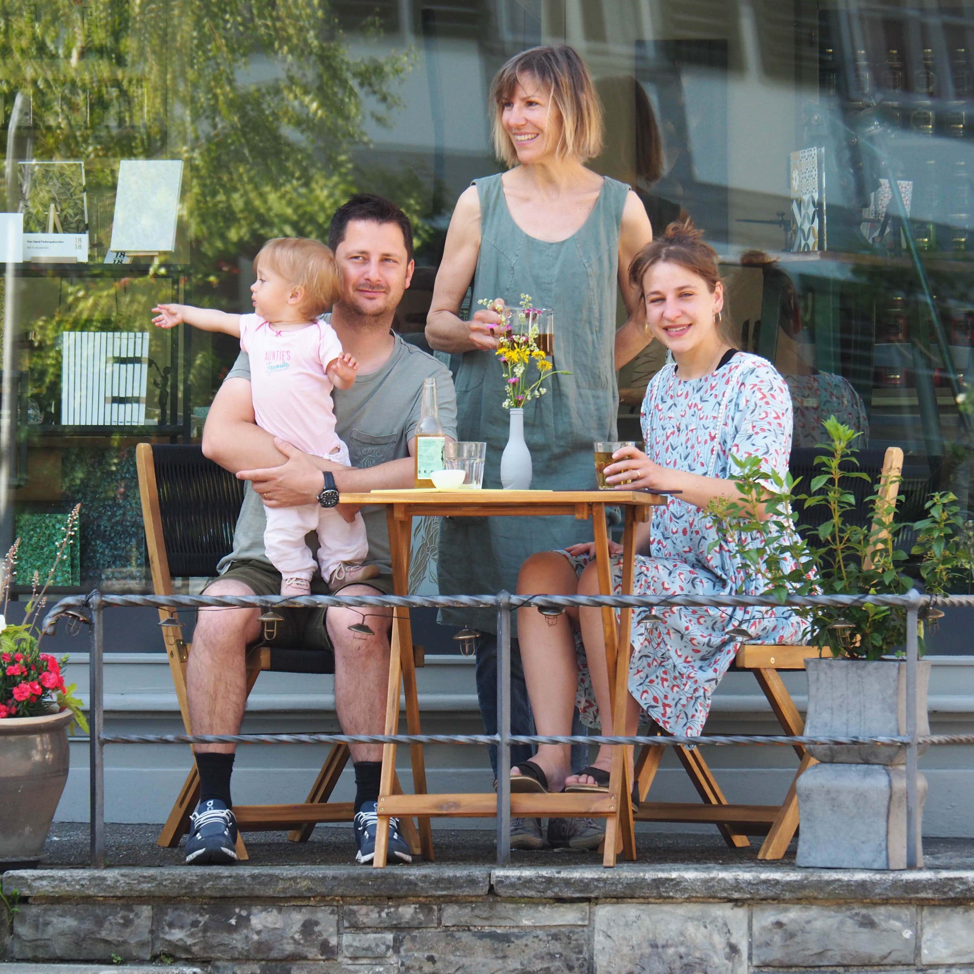 Familie auf der Terasse des Café