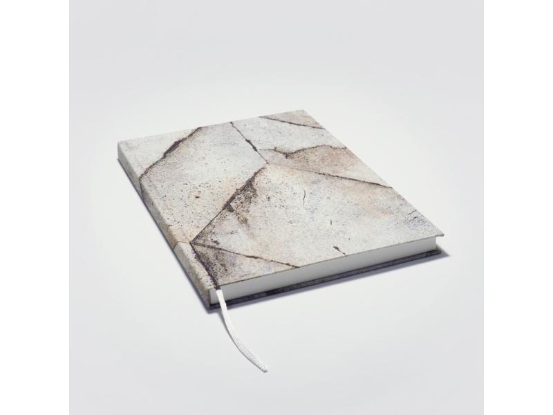 Von Hand produziertes Notizbuch A5 vom Atelier 1818 – kombiniert traditionelle Buchbindekunst mit moderner, fühlbarer Ästhetik. Design Beton