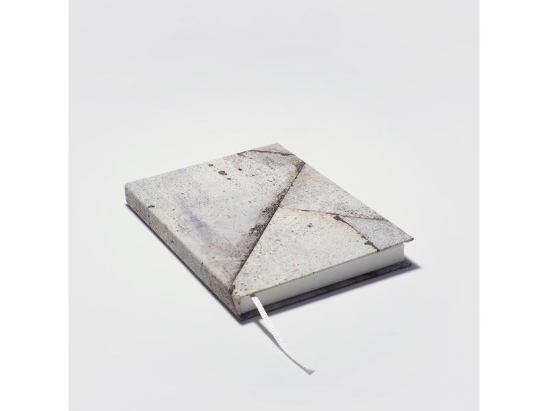 Von Hand produziertes Notizbuch A6 vom Atelier 1818 – kombiniert traditionelle Buchbindekunst mit moderner, fühlbarer Ästhetik. Design Beton