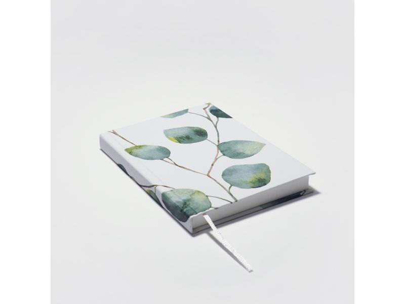 Von Hand produziertes Notizbuch A6 vom Atelier 1818 – kombiniert traditionelle Buchbindekunst mit moderner, fühlbarer Ästhetik. Design Bätter Green
