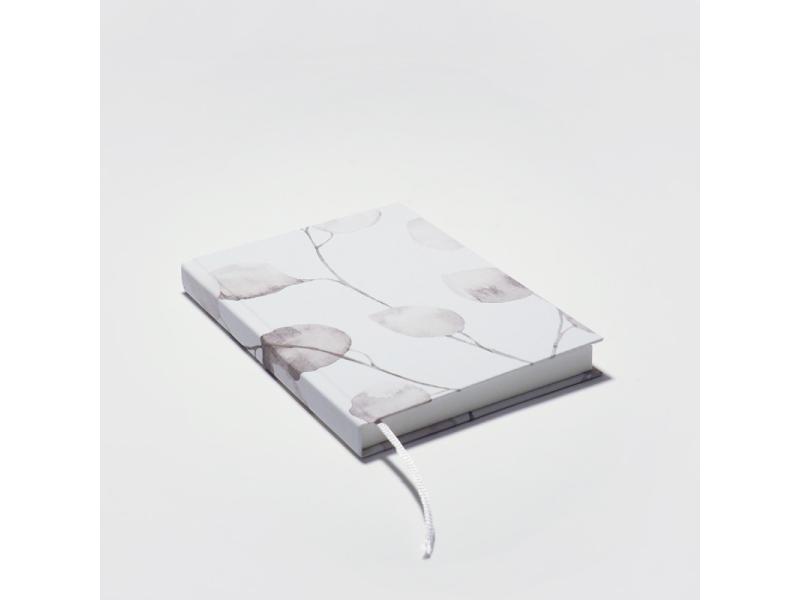 Von Hand produziertes Notizbuch A6 vom Atelier 1818 – kombiniert traditionelle Buchbindekunst mit moderner, fühlbarer Ästhetik. Design Blätter Grey