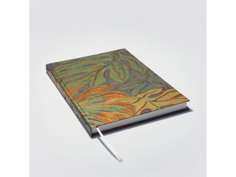 Von Hand produziertes Notizbuch A5 vom Atelier 1818 – kombiniert traditionelle Buchbindekunst mit moderner, fühlbarer Ästhetik. Design Casual Floral