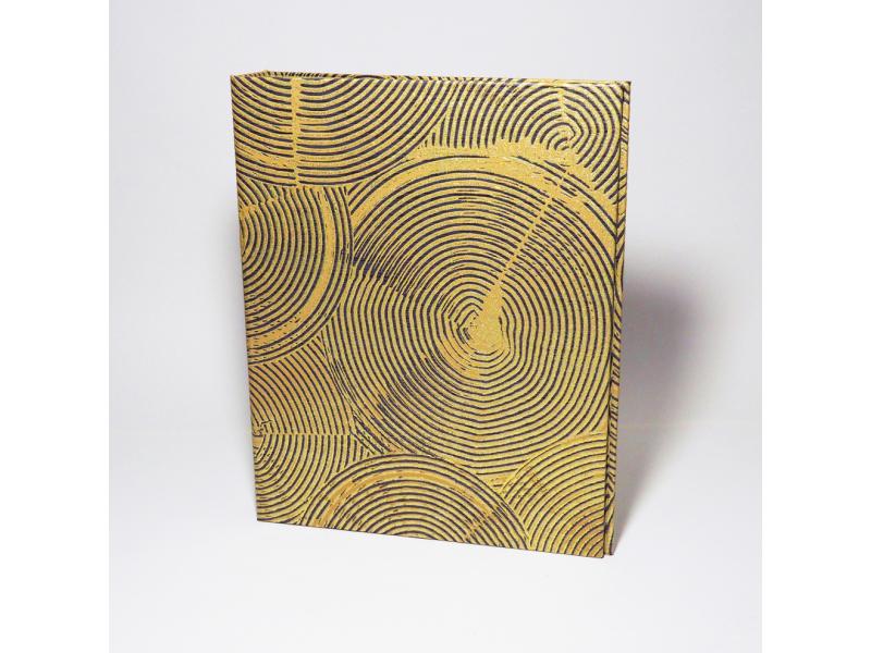 Hochwertiger A4 Ringordner vom Atelier 1818 zur stilvollen Aufbewahrung besonderer Dokumente, handgefertigt aus edlem Materialien, Design Nala Cape Town