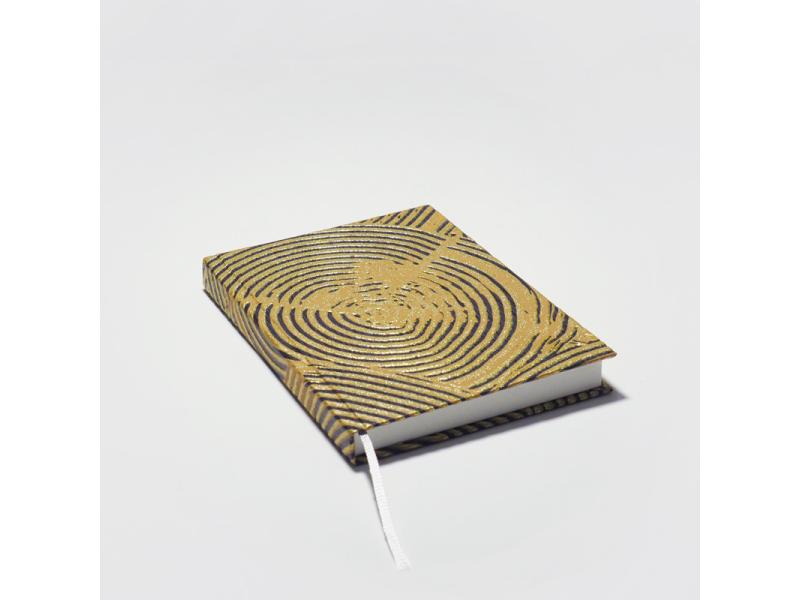 Von Hand produziertes Notizbuch A6 vom Atelier 1818 – kombiniert traditionelle Buchbindekunst mit moderner, fühlbarer Ästhetik. Design Nala Cape Town