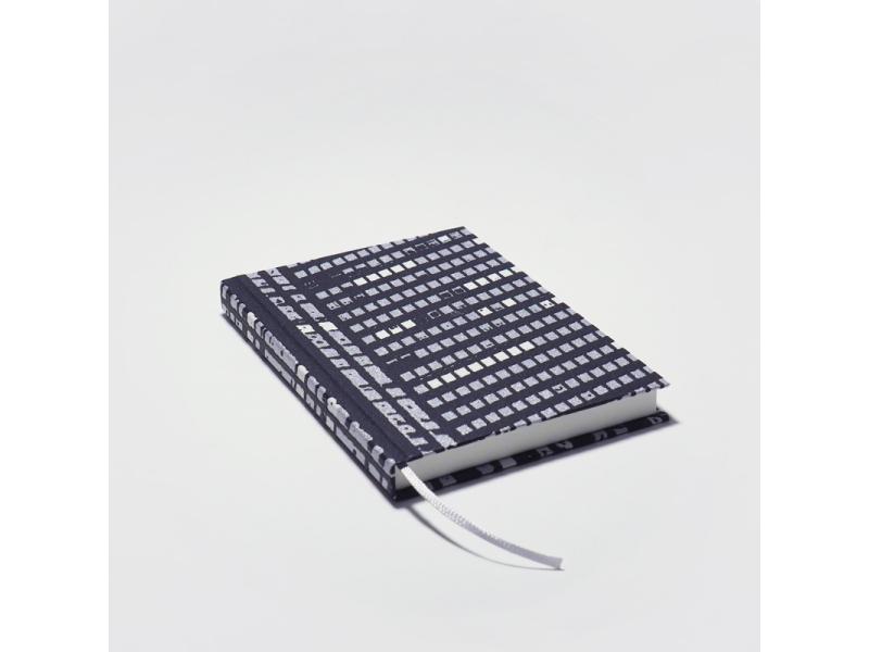 Von Hand produziertes Notizbuch A6 vom Atelier 1818 – kombiniert traditionelle Buchbindekunst mit moderner, fühlbarer Ästhetik. Design Day & Night Fluorescent Dark