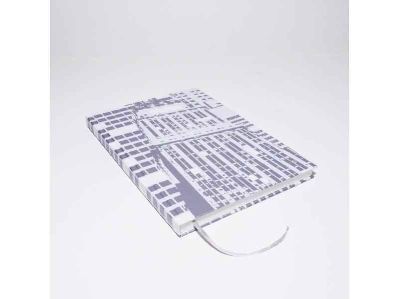 Von Hand produziertes Notizbuch A5 vom Atelier 1818 – kombiniert traditionelle Buchbindekunst mit moderner, fühlbarer Ästhetik. Design Day & Night Florescent Grey