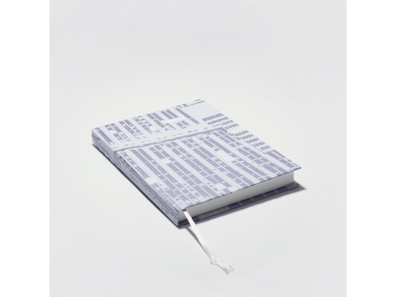 Von Hand produziertes Notizbuch A6 vom Atelier 1818 – kombiniert traditionelle Buchbindekunst mit moderner, fühlbarer Ästhetik. Design Day & Night Fluorescent Grey