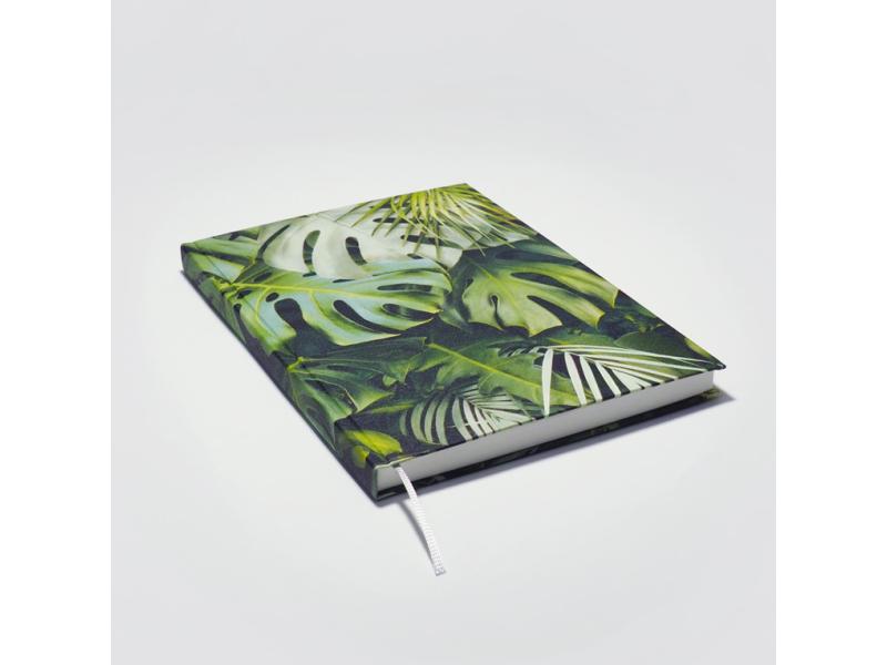 Von Hand produziertes Notizbuch A5 vom Atelier 1818 – kombiniert traditionelle Buchbindekunst mit moderner, fühlbarer Ästhetik. Design Dschunggel Green
