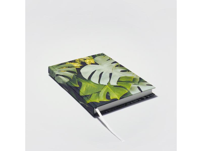 Von Hand produziertes Notizbuch A6 vom Atelier 1818 – kombiniert traditionelle Buchbindekunst mit moderner, fühlbarer Ästhetik. Design Dschungel Green
