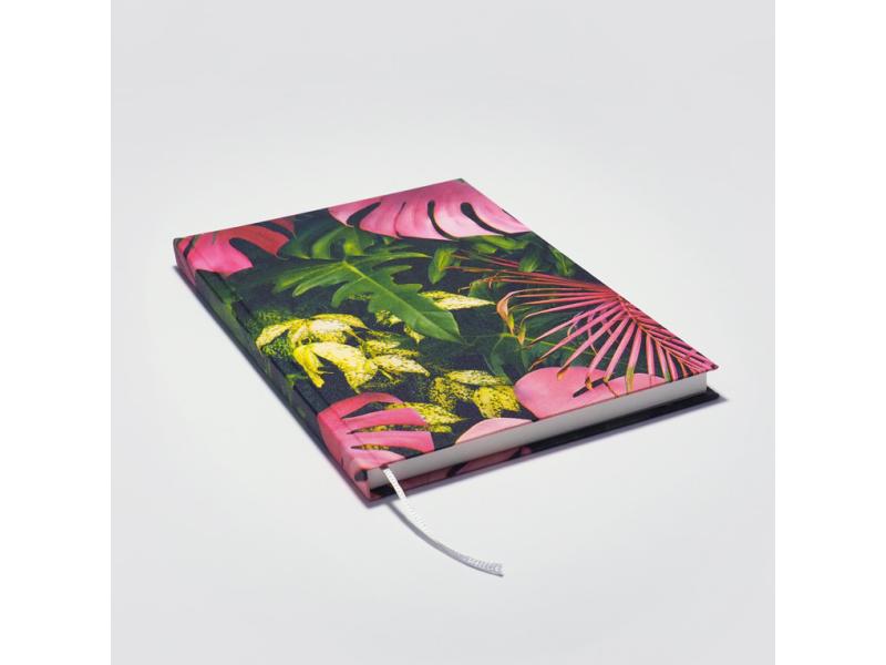 Von Hand produziertes Notizbuch A5 vom Atelier 1818 – kombiniert traditionelle Buchbindekunst mit moderner, fühlbarer Ästhetik. Design Dschungel Pink