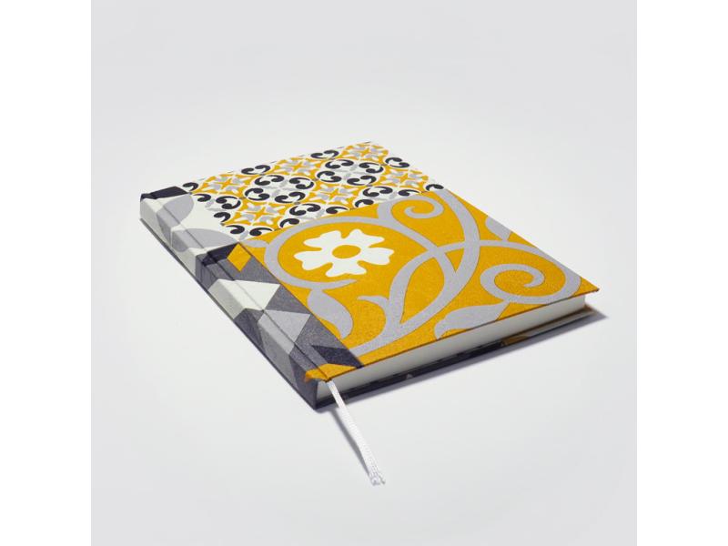 Von Hand produziertes Notizbuch A5 vom Atelier 1818 – kombiniert traditionelle Buchbindekunst mit moderner, fühlbarer Ästhetik. Design Kachel Yellow