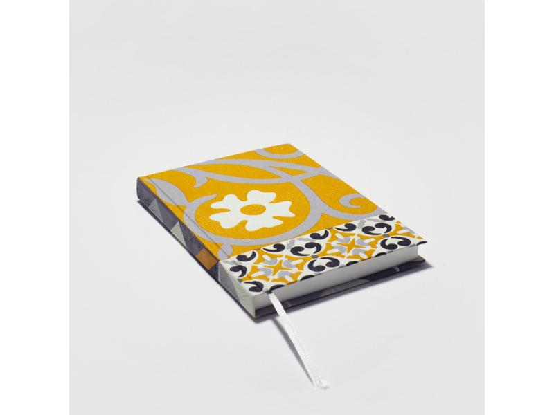 Von Hand produziertes Notizbuch A6 vom Atelier 1818 – kombiniert traditionelle Buchbindekunst mit moderner, fühlbarer Ästhetik. Design Kachel Yellow