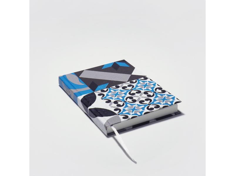 Von Hand produziertes Notizbuch A6 vom Atelier 1818 – kombiniert traditionelle Buchbindekunst mit moderner, fühlbarer Ästhetik. Design Kachel Blue