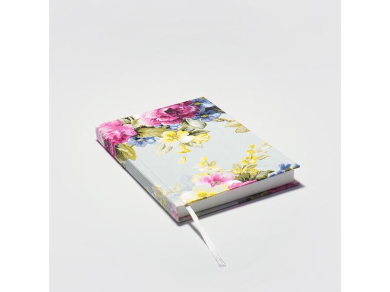 Von Hand produziertes Notizbuch A6 vom Atelier 1818 – kombiniert traditionelle Buchbindekunst mit moderner, fühlbarer Ästhetik. Design Floral