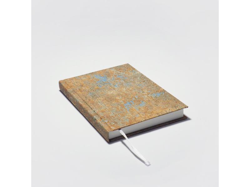 Von Hand produziertes Notizbuch A6 vom Atelier 1818 – kombiniert traditionelle Buchbindekunst mit moderner, fühlbarer Ästhetik. Design History of Arts