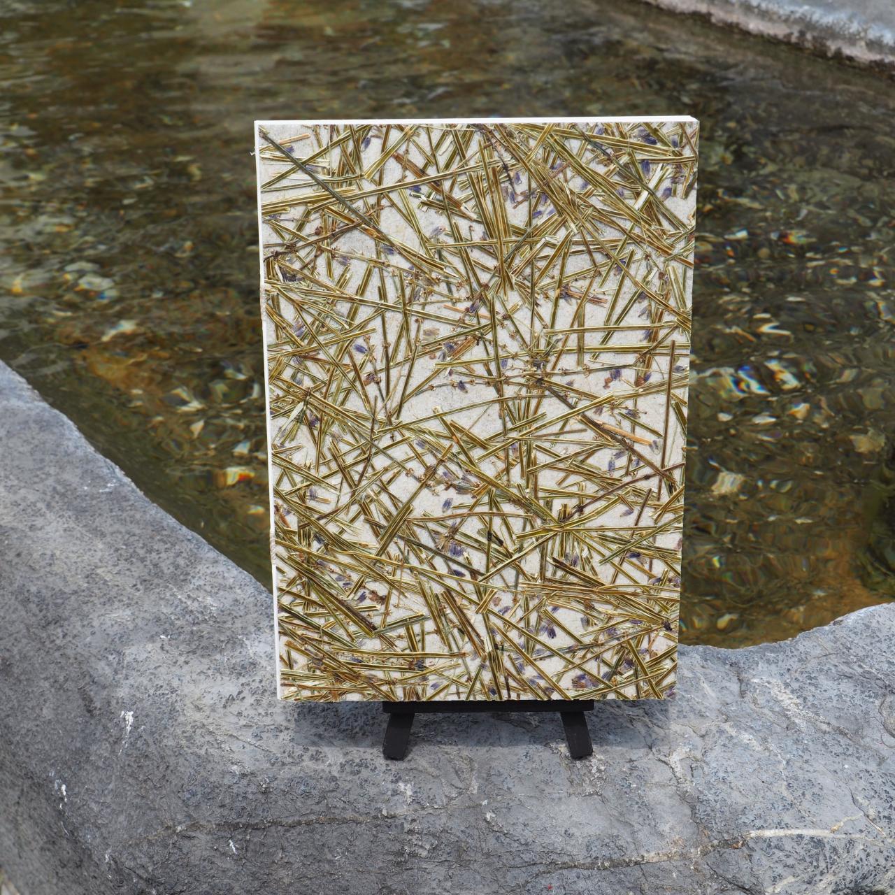 Handgefertigtes Notizbuch vom Atelier 1818 mit traditioneller Fadenheftung für perfektes Aufschlagverhalten und langlebige Qualität. Design LAvendel