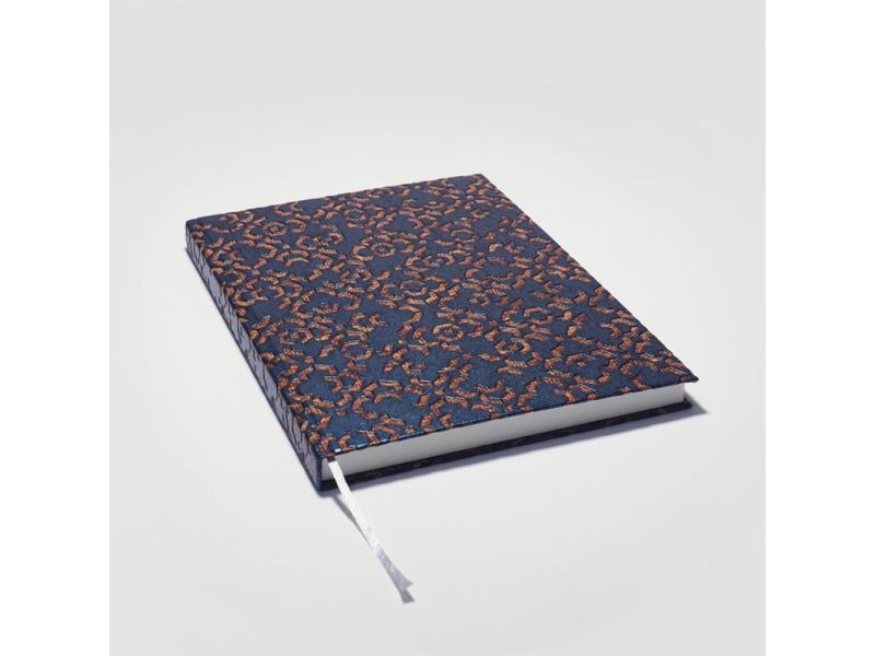 Von Hand produziertes Notizbuch A5 vom Atelier 1818 – kombiniert traditionelle Buchbindekunst mit moderner, fühlbarer Ästhetik. Design Marrakesch Blue
