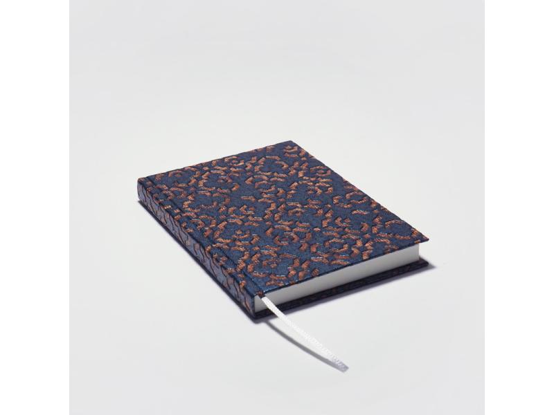 Von Hand produziertes Notizbuch A6 vom Atelier 1818 – kombiniert traditionelle Buchbindekunst mit moderner, fühlbarer Ästhetik. Design Marrakesch Blue