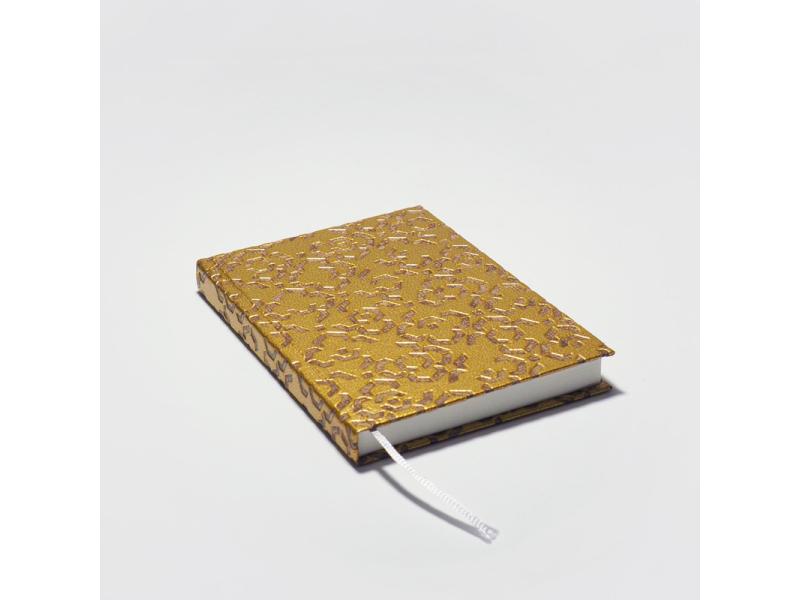 Von Hand produziertes Notizbuch A6 vom Atelier 1818 – kombiniert traditionelle Buchbindekunst mit moderner, fühlbarer Ästhetik. Design Marrakesch Gold