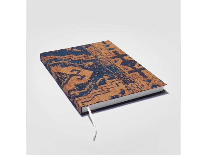 Von Hand produziertes Notizbuch A5 vom Atelier 1818 – kombiniert traditionelle Buchbindekunst mit moderner, fühlbarer Ästhetik. Design Oriental Story Blue