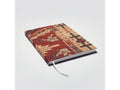 Von Hand produziertes Notizbuch A5 vom Atelier 1818 – kombiniert traditionelle Buchbindekunst mit moderner, fühlbarer Ästhetik. Design Oriental Story Red