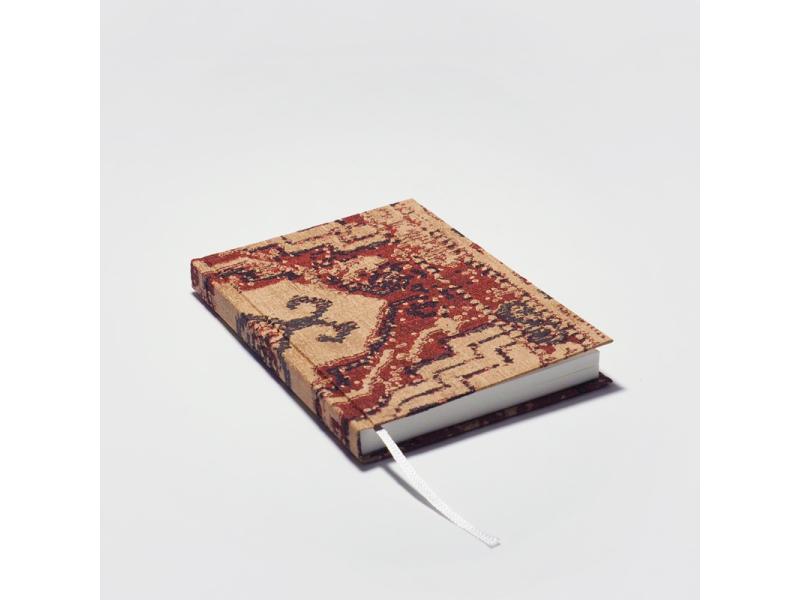 Von Hand produziertes Notizbuch A6 vom Atelier 1818 – kombiniert traditionelle Buchbindekunst mit moderner, fühlbarer Ästhetik. Design Oriental Story Red
