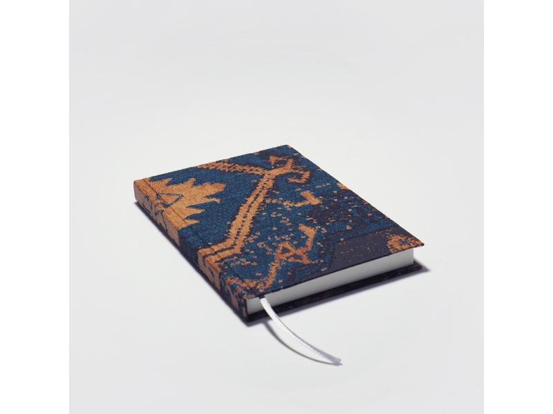 Von Hand produziertes Notizbuch A6 vom Atelier 1818 – kombiniert traditionelle Buchbindekunst mit moderner, fühlbarer Ästhetik. Design Oriental Story Blue