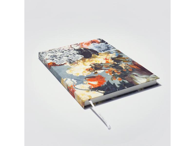 Von Hand produziertes Notizbuch A5 vom Atelier 1818 – kombiniert traditionelle Buchbindekunst mit moderner, fühlbarer Ästhetik. Design Passepartout Blue