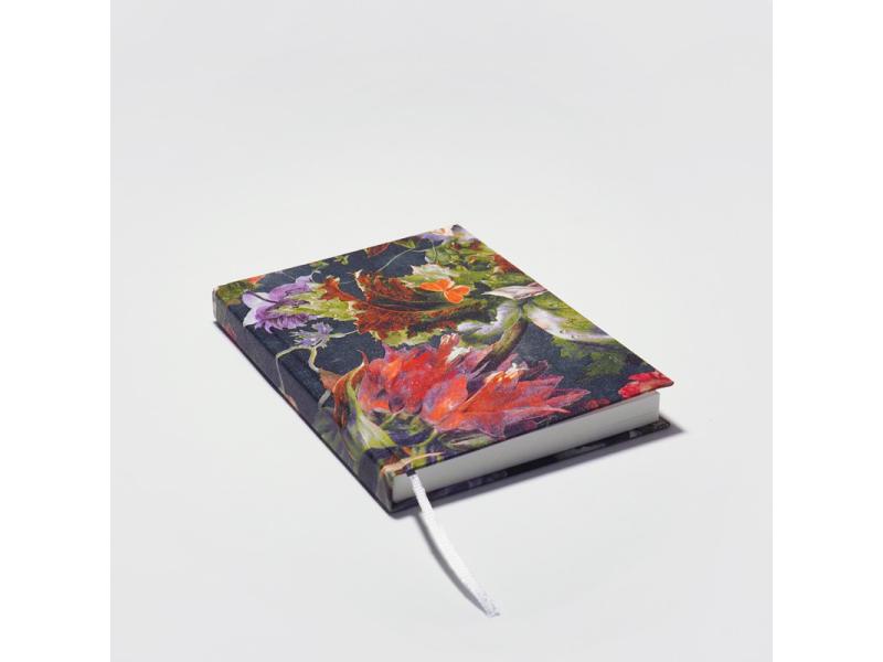 Von Hand produziertes Notizbuch A6 vom Atelier 1818 – kombiniert traditionelle Buchbindekunst mit moderner, fühlbarer Ästhetik. Design Passepartout Red