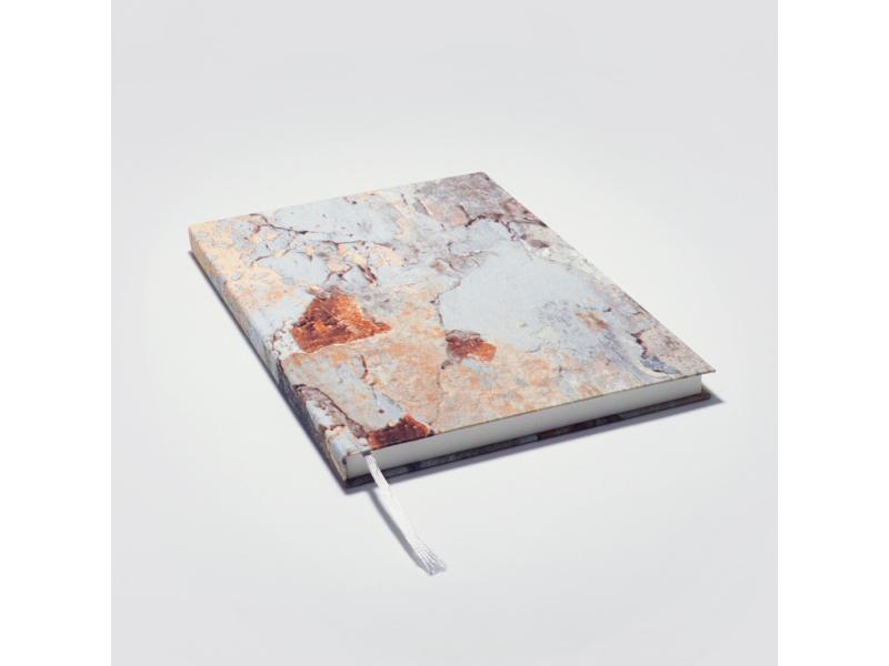 Von Hand produziertes Notizbuch A5 vom Atelier 1818 – kombiniert traditionelle Buchbindekunst mit moderner, fühlbarer Ästhetik. Design Vintage Beton