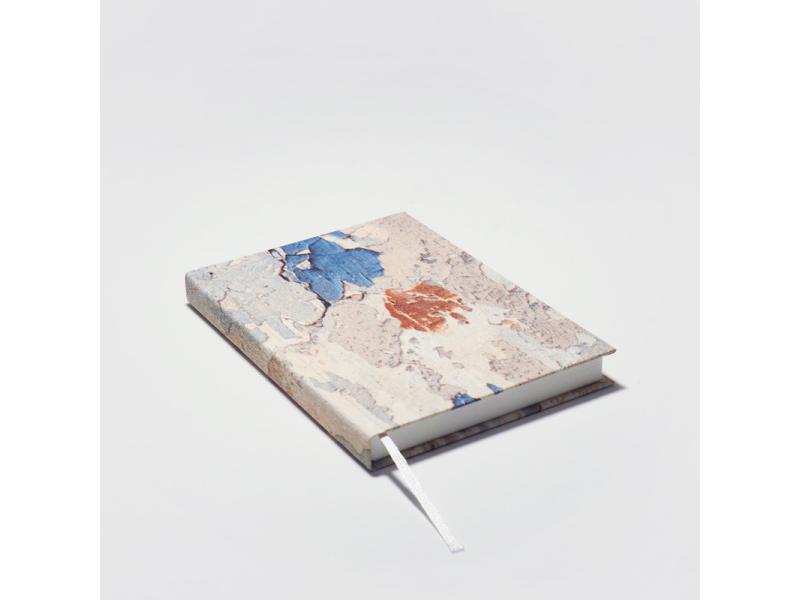 Von Hand produziertes Notizbuch A6 vom Atelier 1818 – kombiniert traditionelle Buchbindekunst mit moderner, fühlbarer Ästhetik. Design Vintage Beton