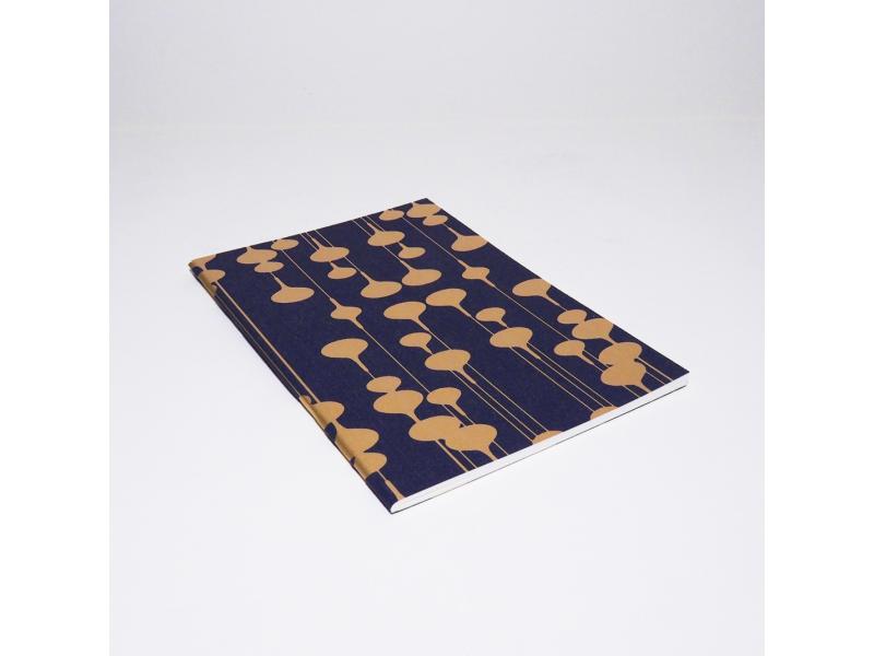 Edles Notizheft vom Atelier 1818: Handgearbeitetes A6 Heft und besondere Materialhaptik für ein einzigartiges Schreibgefühl. Design New Life Blue