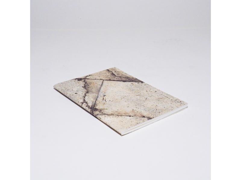 Edles Notizheft vom Atelier 1818: Handgearbeitetes A6 Heft und besondere Materialhaptik für ein einzigartiges Schreibgefühl. Design Beton