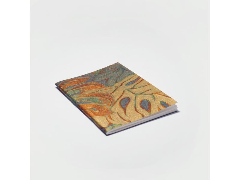 Edles Notizheft vom Atelier 1818: Handgearbeitetes A6 Heft und besondere Materialhaptik für ein einzigartiges Schreibgefühl. Design Casual Floral