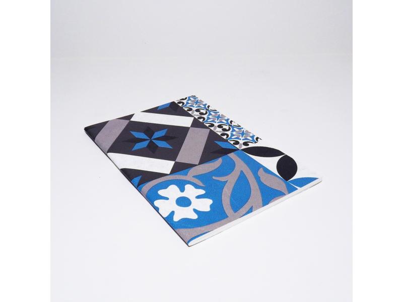 Edles Notizheft vom Atelier 1818: Handgearbeitetes A5 Heft und besondere Materialhaptik für ein einzigartiges Schreibgefühl. Design Kachel Blue