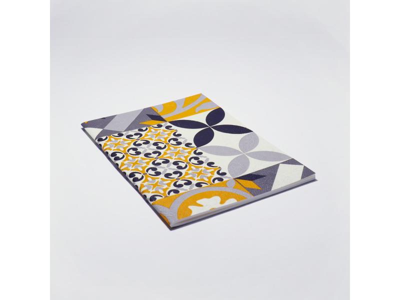 Edles Notizheft vom Atelier 1818: Handgearbeitetes A5 Heft und besondere Materialhaptik für ein einzigartiges Schreibgefühl. Design Kachel Yellow
