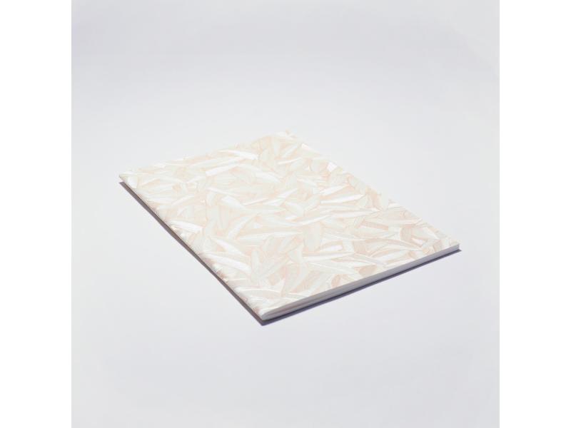 Edles Notizheft vom Atelier 1818: Handgearbeitetes A5 Heft und besondere Materialhaptik für ein einzigartiges Schreibgefühl. Design Glööckler Floral Creme