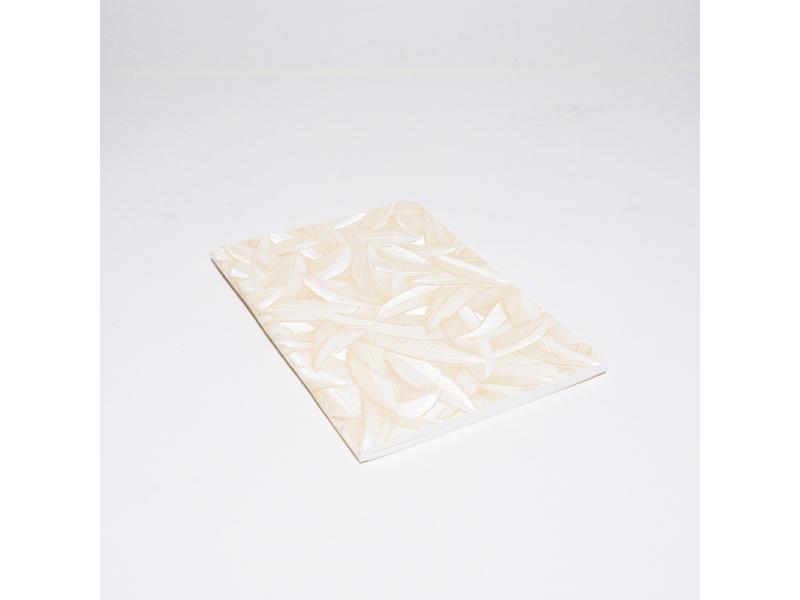 Edles Notizheft vom Atelier 1818: Handgearbeitetes A6 Heft und besondere Materialhaptik für ein einzigartiges Schreibgefühl. Design Glööckler Floral Creme