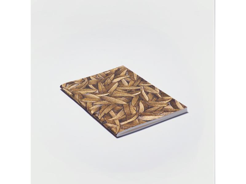 Edles Notizheft vom Atelier 1818: Handgearbeitetes A6 Heft und besondere Materialhaptik für ein einzigartiges Schreibgefühl. Design Glööckler Floral Gold