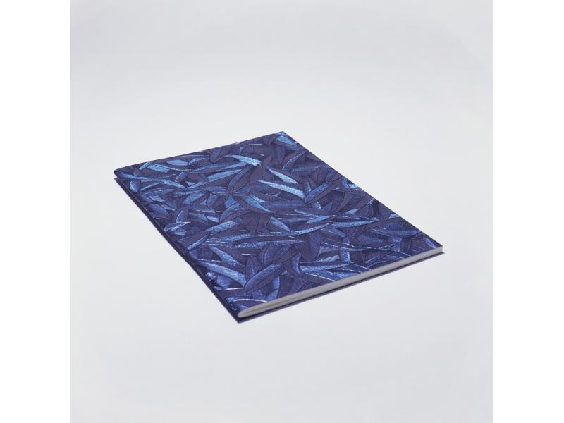 Edles Notizheft vom Atelier 1818: Handgearbeitetes A5 Heft und besondere Materialhaptik für ein einzigartiges Schreibgefühl. Design Glööckler Floral Lila