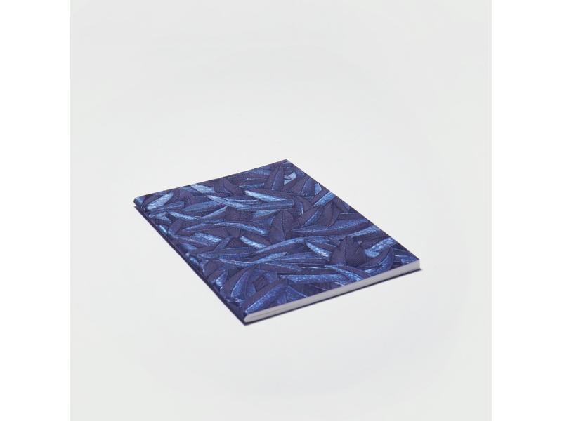 Edles Notizheft vom Atelier 1818: Handgearbeitetes A6 Heft und besondere Materialhaptik für ein einzigartiges Schreibgefühl. Design Glööckler Floral Lila
