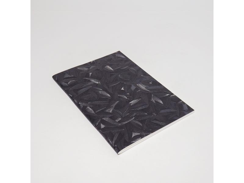 Edles Notizheft vom Atelier 1818: Handgearbeitetes A5 Heft und besondere Materialhaptik für ein einzigartiges Schreibgefühl. Design Glööckler Floral Schwarz 