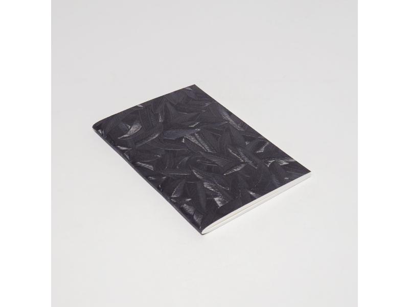 Edles Notizheft vom Atelier 1818: Handgearbeitetes A6 Heft und besondere Materialhaptik für ein einzigartiges Schreibgefühl. Design Glööckler Floral Schwarz