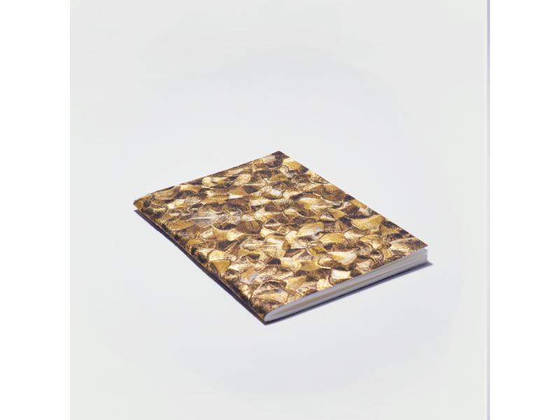 Edles Notizheft vom Atelier 1818: Handgearbeitetes A6 Heft und besondere Materialhaptik für ein einzigartiges Schreibgefühl. Design Glööckler Plume Gold
