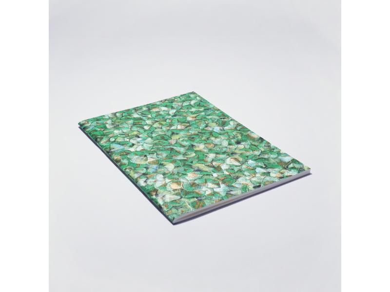 Edles Notizheft vom Atelier 1818: Handgearbeitetes A5 Heft und besondere Materialhaptik für ein einzigartiges Schreibgefühl. Design Glööckler Plume Green