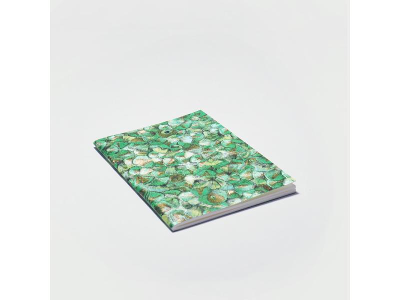 Edles Notizheft vom Atelier 1818: Handgearbeitetes A6 Heft und besondere Materialhaptik für ein einzigartiges Schreibgefühl. Design Glööckler Plume Green